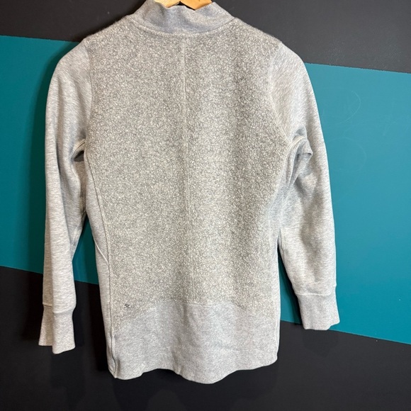 Lululemon Stand Out Sherpa Jacket
Heathered Core Light Grey / Silver Drop size 4 - Picture 7 of 13